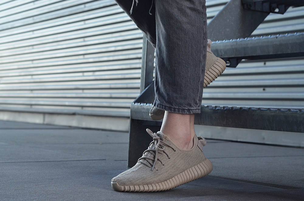 oxford tan yeezy outfit